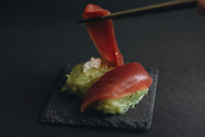 《反轉飯》翻轉原始比例的食物,芥末變成主食的壽司讓人嗅到危險氣息... 《反轉飯》翻轉原始比例的食物,芥末變成主食的壽司讓人嗅到危險氣息...