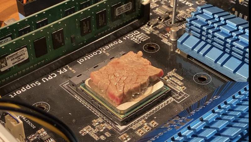 【有片】變態食事風景《CPU燒烤》陣陣傳來的金屬烤肉味~真香(誤) 【有片】變態食事風景《CPU燒烤》陣陣傳來的金屬烤肉味~真香(誤)