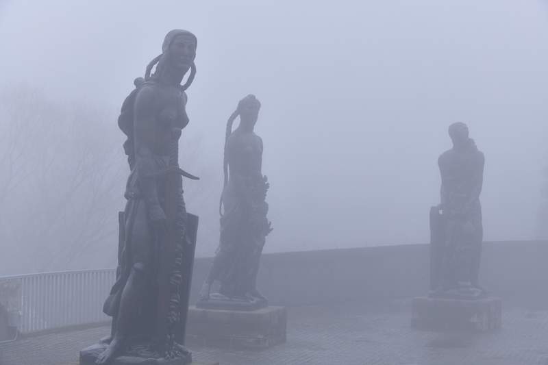 《濃霧包圍下的箱根》明明是人氣旅遊景點,卻瀰漫恐怖遊戲背景般的異世界感... 《濃霧包圍下的箱根》明明是人氣旅遊景點,卻瀰漫恐怖遊戲背景般的異世界感...