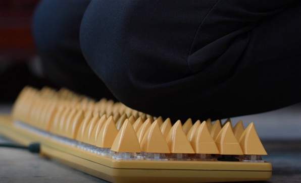 用來跪的鍵盤《榴槤鍵盤》算盤可以安心退伍了，後面有個更殘忍的刑具推出惹XD