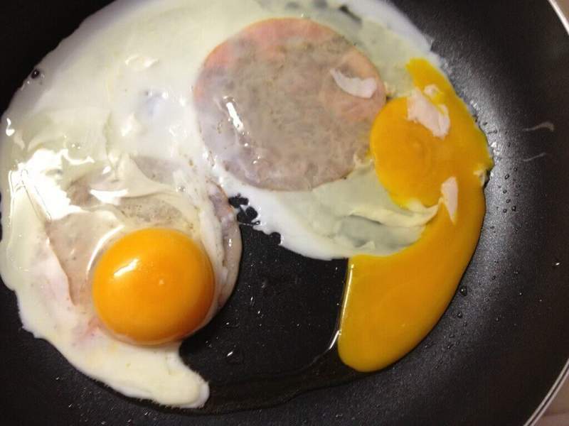 《火腿蛋的料理技巧》四處竄流的蛋白,只要多了這個步驟就可以讓它們乖乖合體!? 《火腿蛋的料理技巧》四處竄流的蛋白,只要多了這個步驟就可以讓它們乖乖合體!?