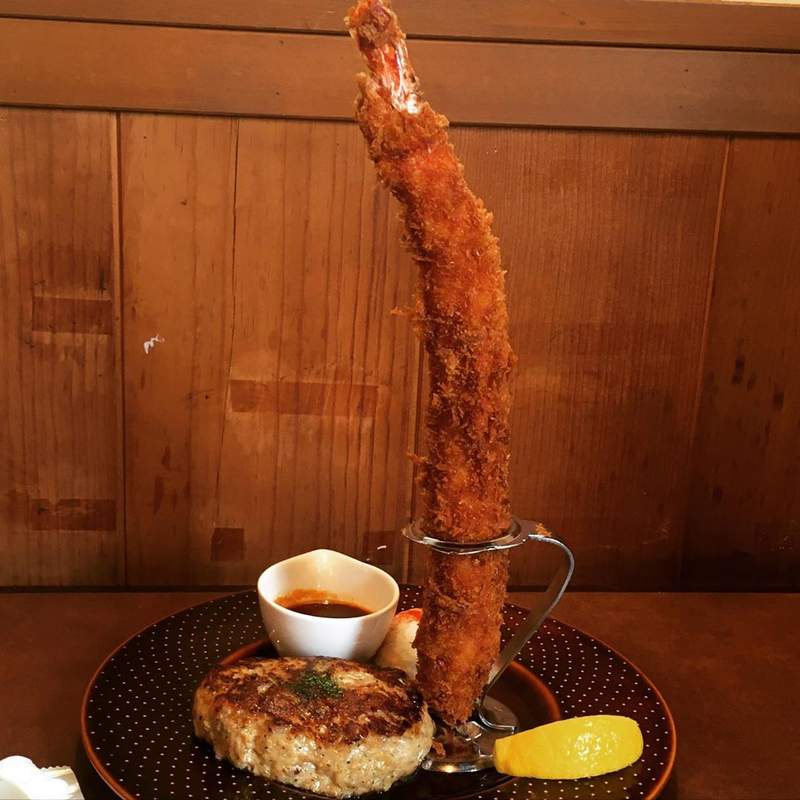 比臉還長的《巨大炸蝦》有人考慮過旁邊漢堡肉被忽略的感受嗎...ww