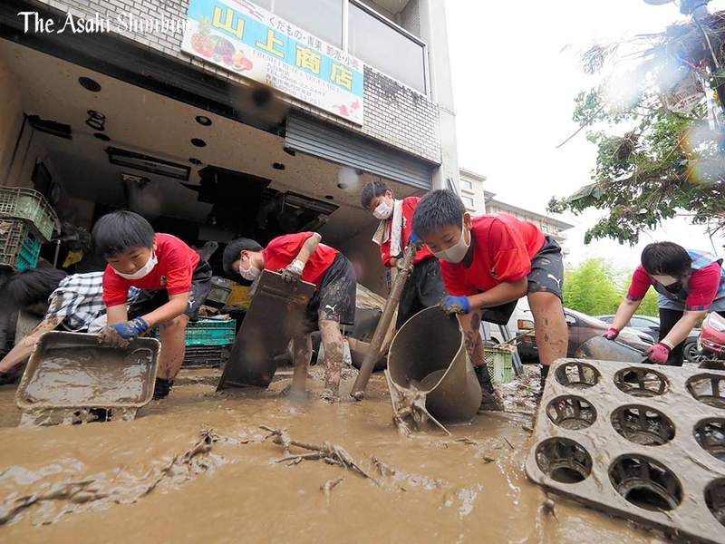 日本九州豪雨災情 國中生足球隊志工打掃災區穿短袖短褲清垃圾挨批危險炎上