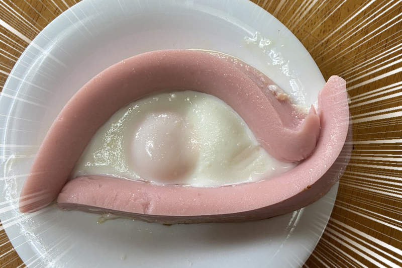 《失敗的愛心荷包蛋》想用魚肉香腸做出可愛的愛心，結果又造就優秀的P圖素材ww