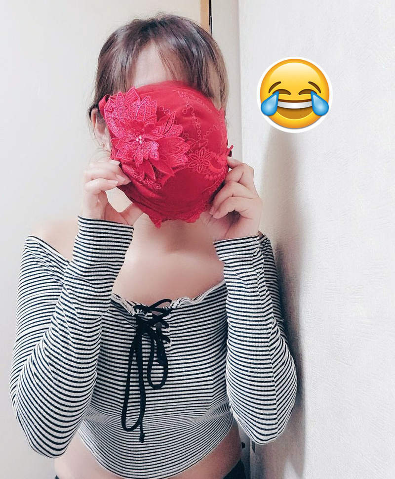 社群風潮《妹子教你如何把胸罩變成口罩》網友嘗試災情四起,罩杯太大口罩都變成面罩惹 社群風潮《妹子教你如何把胸罩變成口罩》網友嘗試災情四起,罩杯太大口罩都變成面罩惹