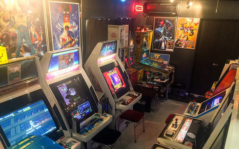 《打造自家遊樂場》大量收集復古遊戲機台，在家中再現兒時記憶中的遊樂場景象...