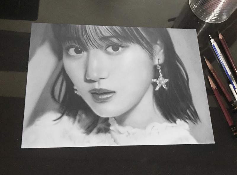 這是鉛筆畫《大學生畫家描繪山下美月》不是照片又逼真讓我的大腦錯亂了 這是鉛筆畫《大學生畫家描繪山下美月》不是照片又逼真讓我的大腦錯亂了