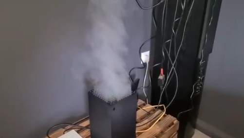 遊戲主機變成香氛機《Xbox Series X 的二檔狀態》這個煙霧繚繞的樣子是改圖嗎? 遊戲主機變成香氛機《Xbox Series X 的二檔狀態》這個煙霧繚繞的樣子是改圖嗎?