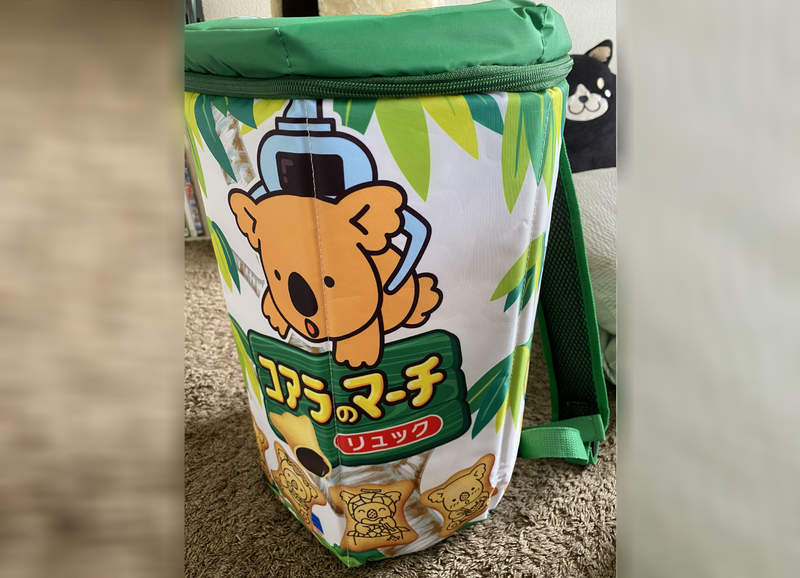 超巨大《小熊餅乾背包》總高78公分揹出門想不被注意到都很難XD 超巨大《小熊餅乾背包》總高78公分揹出門想不被注意到都很難XD