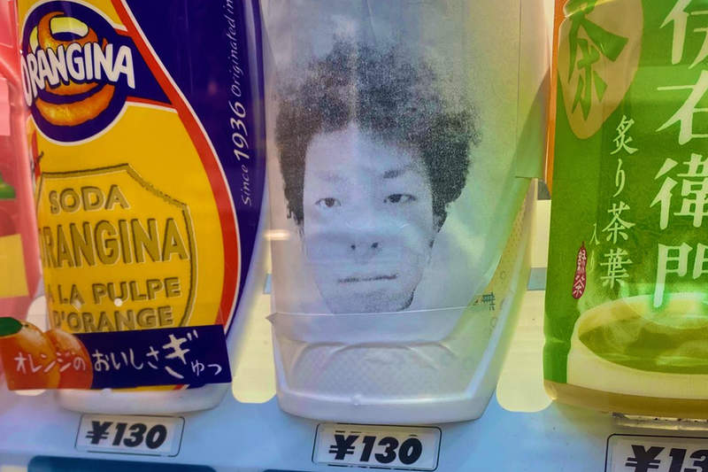 【有片】《怪怪販賣機》貼著人臉的不明飲料樣品，實際買了竟然掉出這個wwww