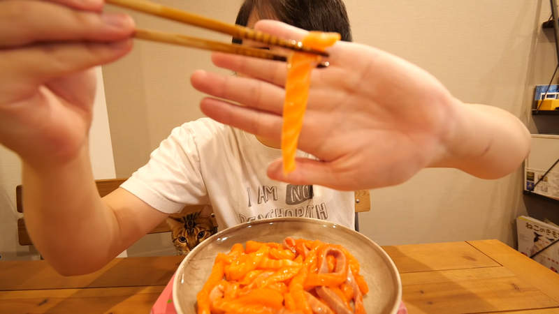 新加坡壽司網站推出《把鮭魚切成條狀的拉麵式吃法》感覺吸吮的冰涼快感應該很不錯