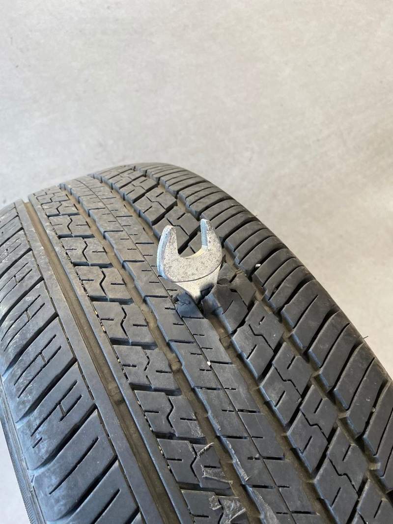 《讓修車廠員工傻眼的各種畫面》輪胎上插著板手這種事真的會發生啊 《讓修車廠員工傻眼的各種畫面》輪胎上插著板手這種事真的會發生啊