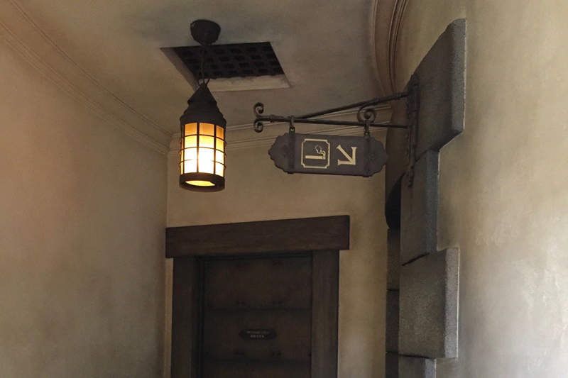 黑市感滿滿《迪士尼樂園的吸菸區》宛如地下格鬥場的吸菸區氣氛引發推特瘋傳