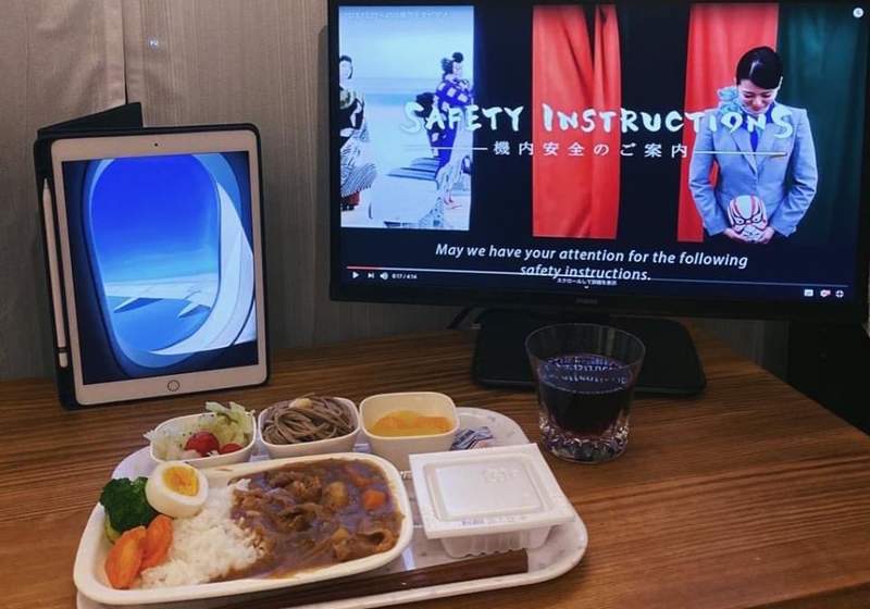 網友在家重現《搭飛機時用餐與看片場景》就連吃飛機餐也完整還原真的好有心