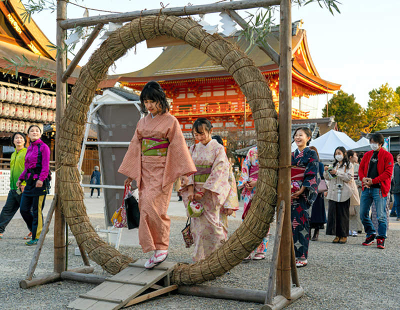 《季節錯誤的茅之輪》京都八坂神社祈求肺炎疫情退散 上次是143年前的霍亂大流行…… 《季節錯誤的茅之輪》京都八坂神社祈求肺炎疫情退散 上次是143年前的霍亂大流行……