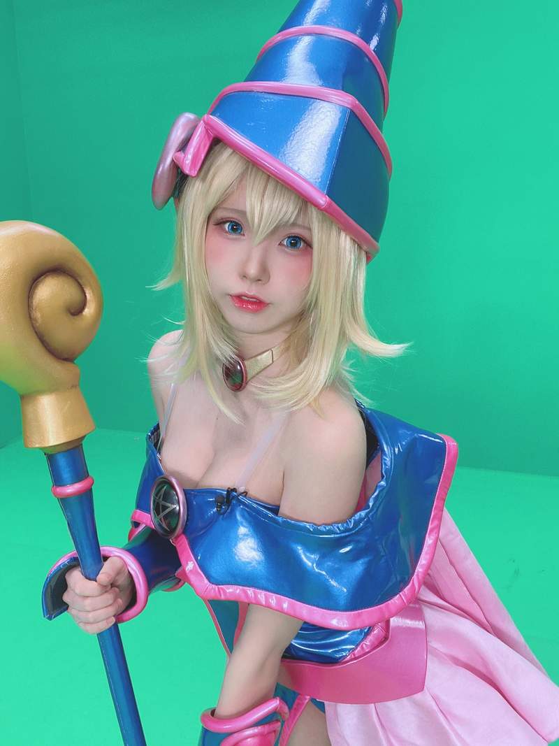 老婆上直播了《えなこcos黑魔導女孩》遊戲王線上活動擔任美美主持人