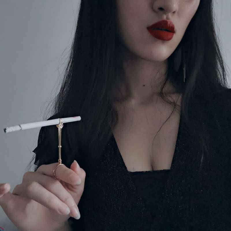 推特話題《煙托戒指》避免菸味沾染指尖的設計,推民吐槽「抽菸臭的不只有指尖好嗎...」 推特話題《煙托戒指》避免菸味沾染指尖的設計,推民吐槽「抽菸臭的不只有指尖好嗎...」