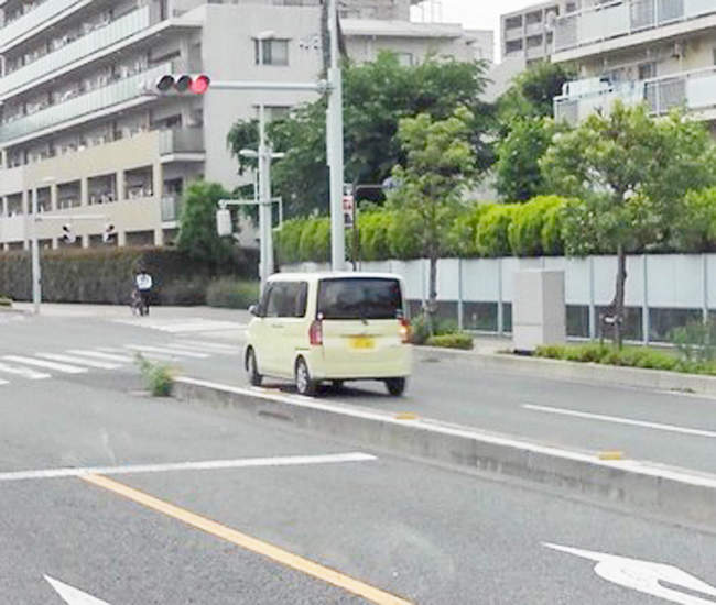 網友看法《馬路上一觸即發的緊張畫面》對面迎頭就一輛車過來，這是要嚇死誰