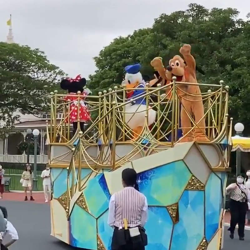 《迪士尼樂園遊行中遇地震速報》緊急情況下迪士尼角色們的神對應引發推特話題