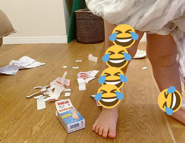 《喜歡拿OK蹦亂貼的小孩》對貼紙沒抵抗力,拿到一包就會有全滅的危險 《喜歡拿OK蹦亂貼的小孩》對貼紙沒抵抗力,拿到一包就會有全滅的危險