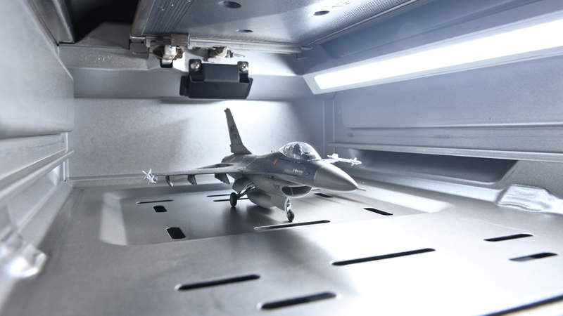 超帥模型拍法《烤魚機拍模型》明明是烤箱空間卻能拍出有如機庫的臨場感