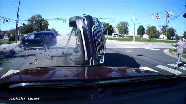 《奇蹟車禍影片》讓人不敢置信的一連串巧合都發生在這30秒內 《奇蹟車禍影片》讓人不敢置信的一連串巧合都發生在這30秒內