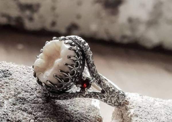 含鈣量極高的《牙齒戒指》澳洲藝術家客製死者首飾替家人帶來安慰 含鈣量極高的《牙齒戒指》澳洲藝術家客製死者首飾替家人帶來安慰