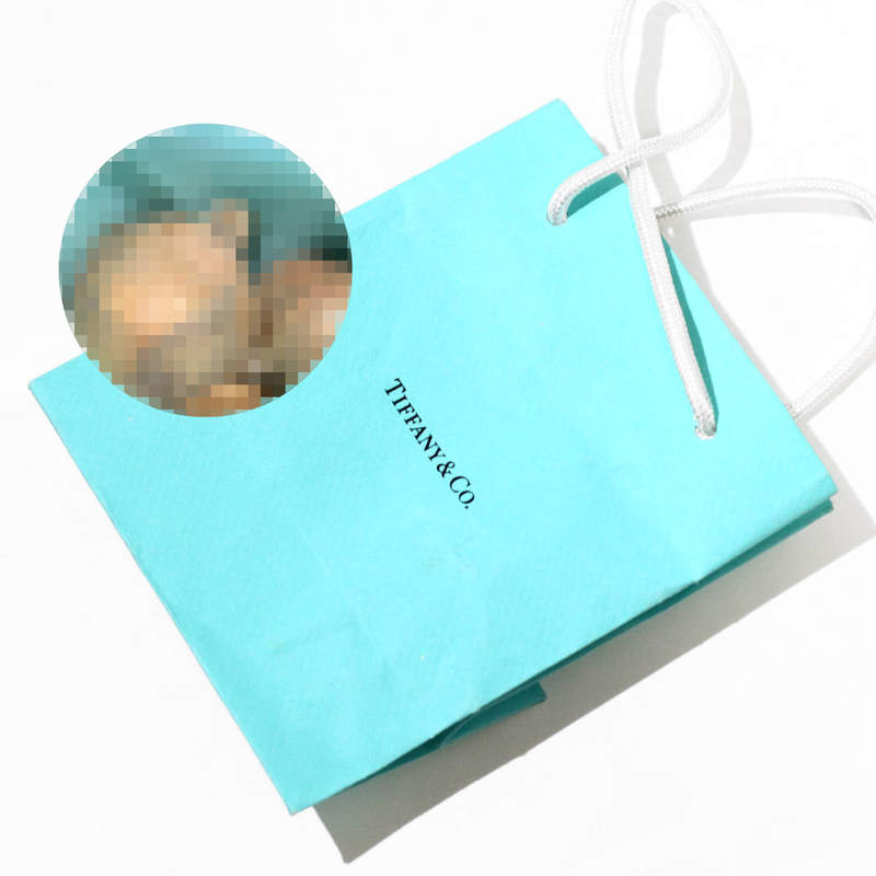 突然而來的驚喜《提著蒂芬妮袋子的老公》打開袋子老婆的心也瞬間涼了