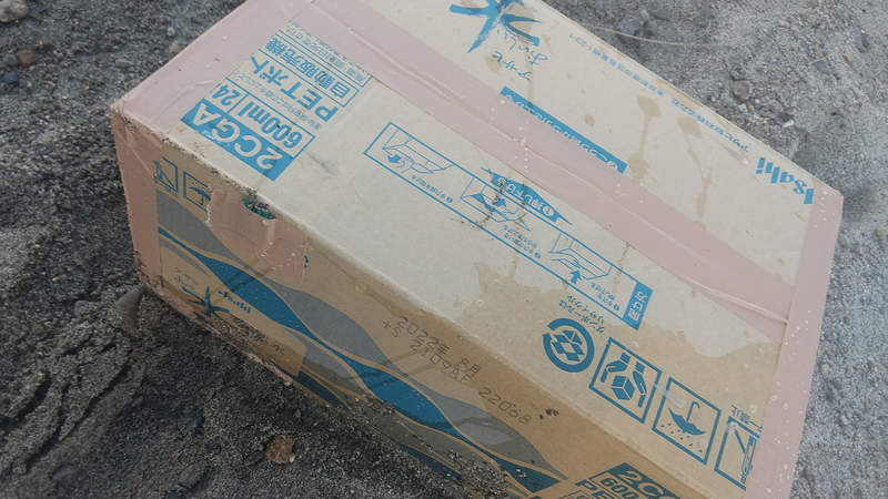 《日本網友海邊釣魚驚魂》漂來密封的箱子好奇開來看 裡面裝著需要報警的東西……