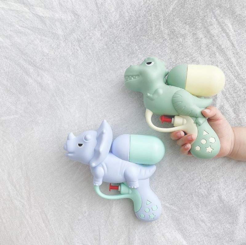 DAISO大創推出《恐龍水槍》按壓尷尬部位才發射，沒這種事很療癒好不好XD