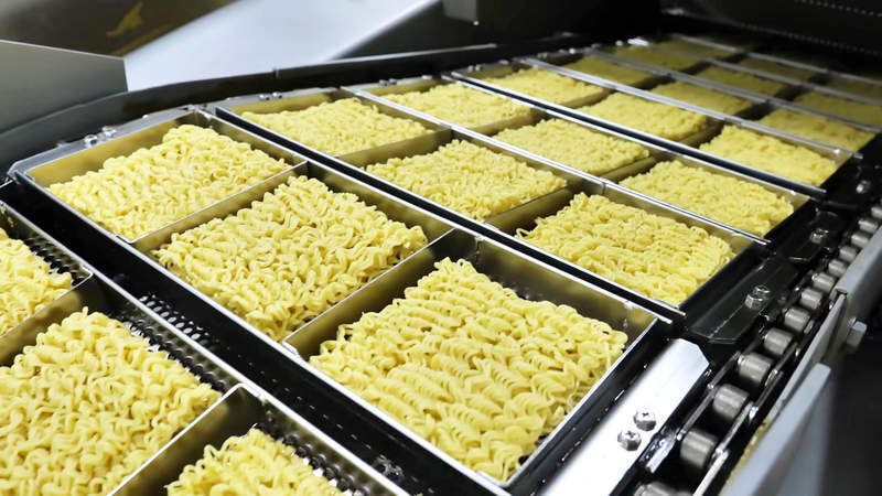 實拍《韓國泡麵工廠生產過程》成群結隊的泡麵經過輸送帶的模樣好有趣