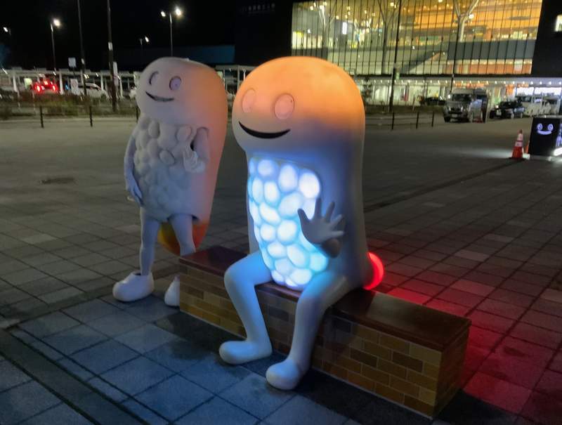 《北海道車站的恐怖景象》北寄貝壽司君發光雕像亮相 以噁心可愛著稱的吉祥物噁心再加倍