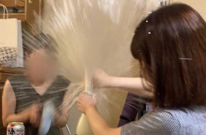 《最危險的日本酒:都美人》一口氣打開絕對會爆炸 酒造老闆教你怎麼開才不會被噴滿臉 《最危險的日本酒:都美人》一口氣打開絕對會爆炸 酒造老闆教你怎麼開才不會被噴滿臉