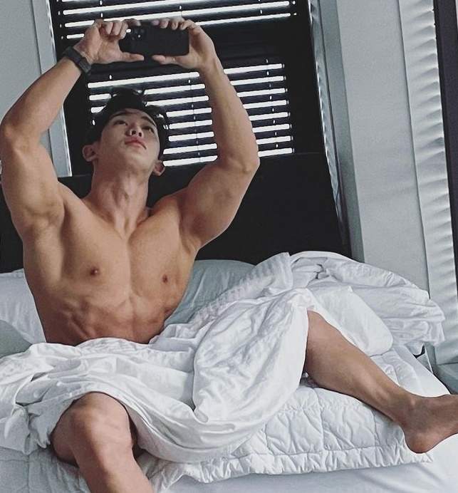 韓國偶像《元虎》秀床照 誘人「大肌肌」讓人好想摸一把 韓國偶像《元虎》秀床照 誘人「大肌肌」讓人好想摸一把