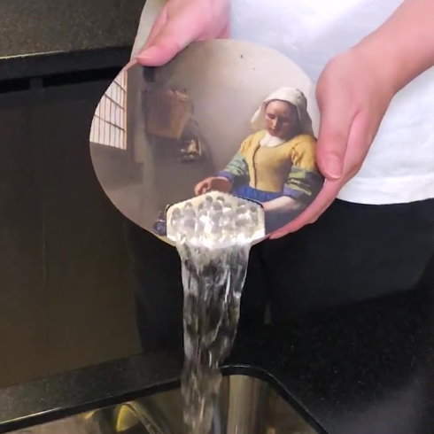 日清新創意《倒熱水的女僕》世界名畫結合泡麵創意，這個要是商品化肯定不得了