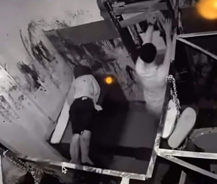 急中生智《在鬼屋被追殺的化解方法》電鋸男一進來矇了!?人呢? 急中生智《在鬼屋被追殺的化解方法》電鋸男一進來矇了!?人呢?