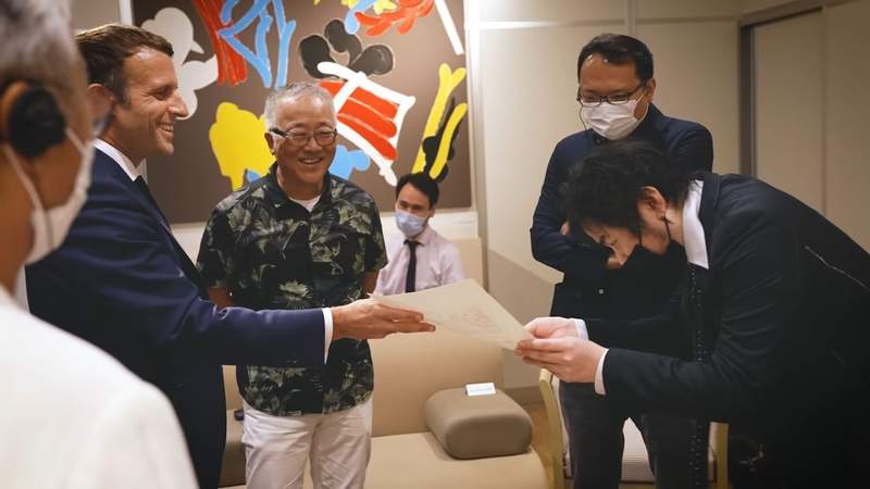 《法國總統馬克宏》造訪日本比起首相更想見漫畫家 被爆料指名鬼滅之刃和進擊的巨人作者