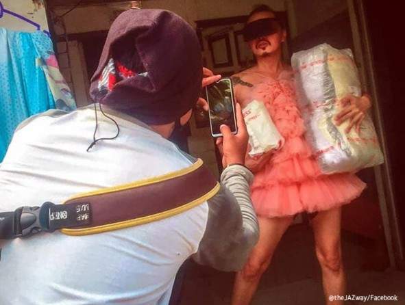 菲律賓流行《取貨時尚》小姐簽收...等等！先幫姐拍張照片先❤