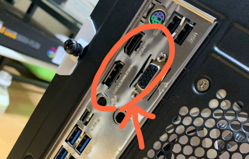 《網友呼籲檢查電腦螢幕線》怎麼可能會有人插錯洞?事實上還真的一堆人沒插在顯示卡 《網友呼籲檢查電腦螢幕線》怎麼可能會有人插錯洞?事實上還真的一堆人沒插在顯示卡