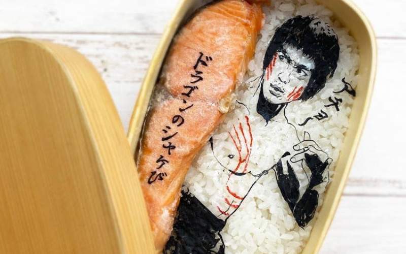 《廣島人妻把鮭魚便當變藝術》 用飯菜繪製李小龍、渡邊直美惟妙惟肖 《廣島人妻把鮭魚便當變藝術》 用飯菜繪製李小龍、渡邊直美惟妙惟肖