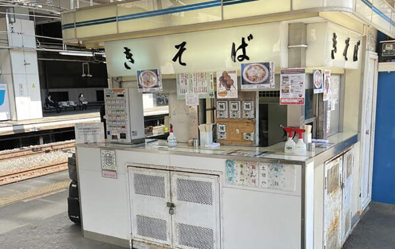 《秒速５公分聖地消滅》車站月台的立食蕎麥麵店關門 不捨的粉絲趕著去吃最後一碗