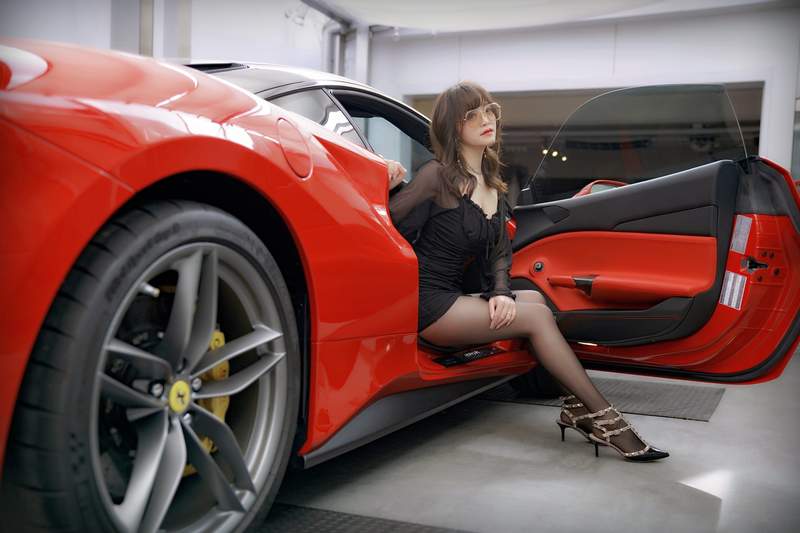 網友看法《住在日本的炫富中國人日常》一個有錢人的家裡到底能放幾台跑車? 網友看法《住在日本的炫富中國人日常》一個有錢人的家裡到底能放幾台跑車?