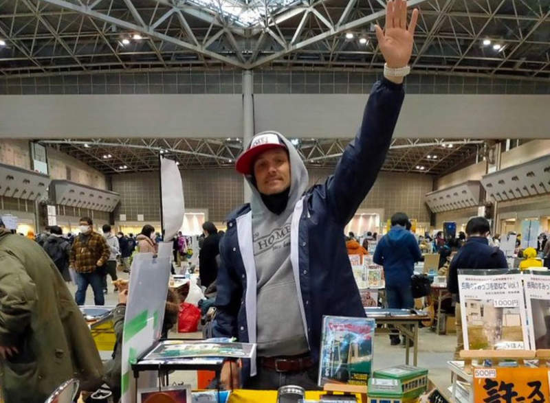 《Comic Market 99》炎上爆紅的江之電腳踏車哥參戰 擺出招牌姿勢服務粉絲超貼心 《Comic Market 99》炎上爆紅的江之電腳踏車哥參戰 擺出招牌姿勢服務粉絲超貼心