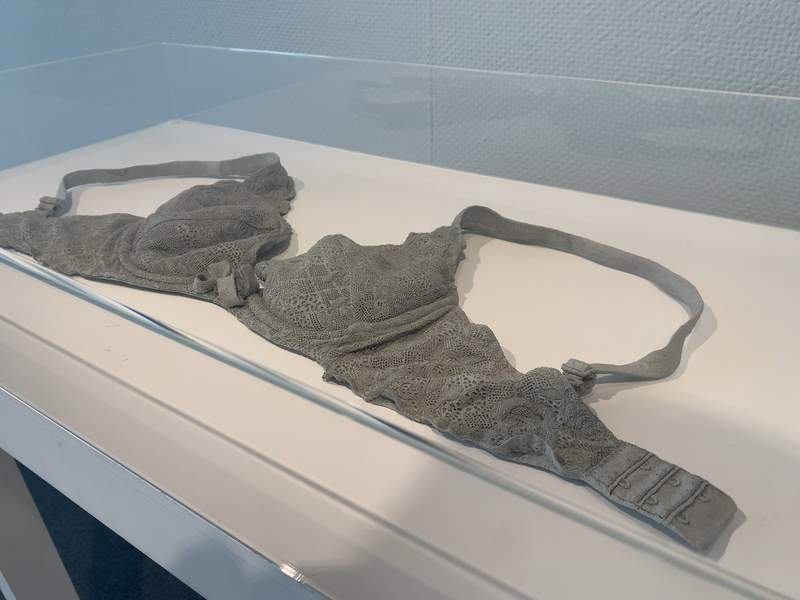 《以假亂真的陶製胸罩》出展竟然沒有人看出端倪 陶藝家山本優美引爆話題……