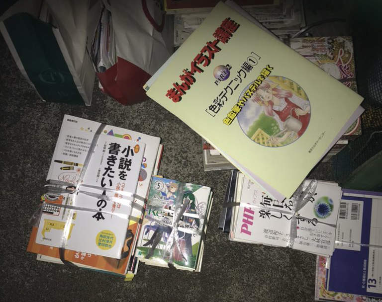 《在垃圾場發現夢想的痕跡》為什麼要丟插畫和寫作教學書?網友們超好奇前主人的心境…… 《在垃圾場發現夢想的痕跡》為什麼要丟插畫和寫作教學書?網友們超好奇前主人的心境……