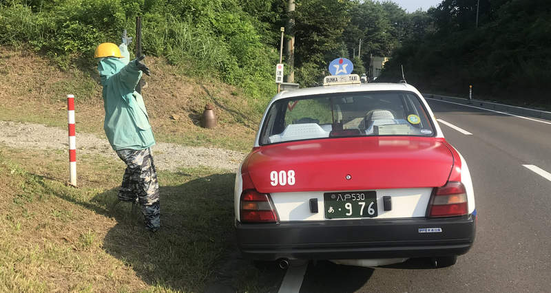 《計程車司機都會受騙的陷阱》站在路邊招車的超逼真假人 擺在這裡的用途令人費解……