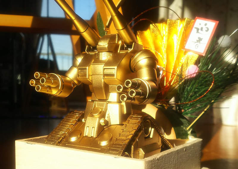 《元旦就是要玩鋼坦克》日本鋼彈迷1月1日供奉鋼坦克的傳統 其實只是一個諧音哏 《元旦就是要玩鋼坦克》日本鋼彈迷1月1日供奉鋼坦克的傳統 其實只是一個諧音哏