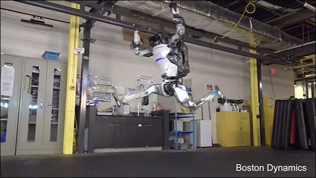 Atlas機器人最新影片《像極了極限體能王》將來人類還有任何辦法與機器抗衡嗎？