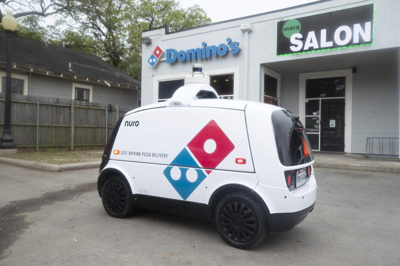 休士頓《Nuro R2》電動自駕送貨車上路，Domino達美樂Pizza熱騰騰快速送達你家！