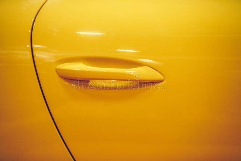 網友看法《這車門是橘色還是黃色》這讓我想起了藍黑白金裙的洋裝之亂